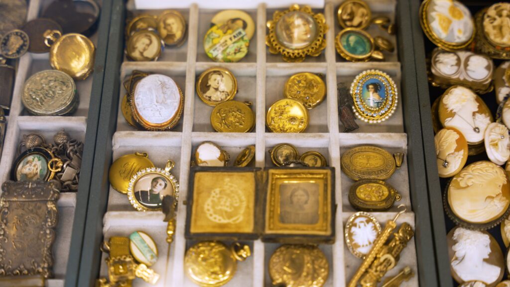 Gold jewelery and collectibles